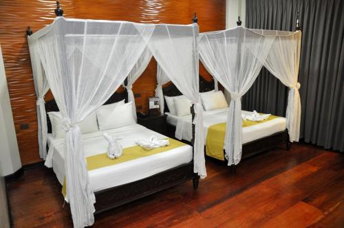 Кровать или кровати в номере Vigan Plaza Hotel