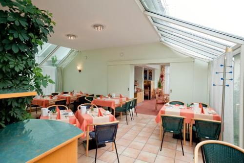 ห้องอาหารหรือที่รับประทานอาหารของ Hotel Möhringer Hof
