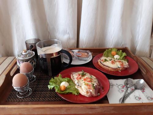 ein Tablett mit zwei Teller Essen auf einem Tisch in der Unterkunft Kempings Vīnkalni in Ventspils