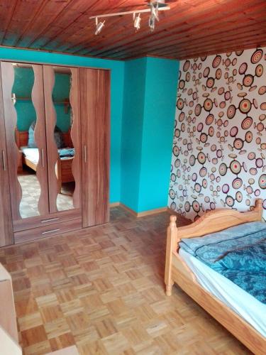 Ένα ή περισσότερα κρεβάτια σε δωμάτιο στο Ferienzimmer Saatmann