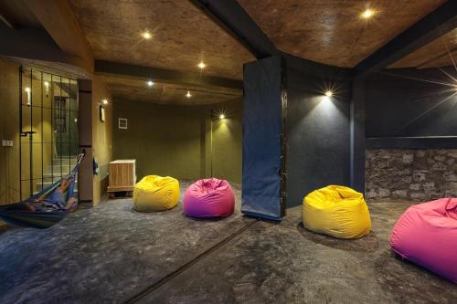 a room with three yellow and pink bean bags at Villa Verde Ella in Ella