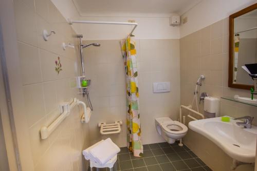 La salle de bains est pourvue d'un lavabo et de toilettes. dans l'établissement Agriturismo Cascina Ponchietta, à Montà