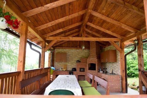 a large outdoor kitchen with a large wooden ceiling at Casa Edy in Colibiţa