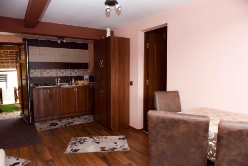 a room with a kitchen with a table and chairs at Casa Edy in Colibiţa