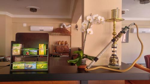 einen Tisch mit Blumen und einer Lampe darauf in der Unterkunft Hamsikoy Hotel in Hamsikoy