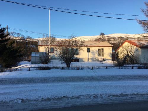 Spacious house in Tromsø, perfect for groups of families, tourists or workers v zimě