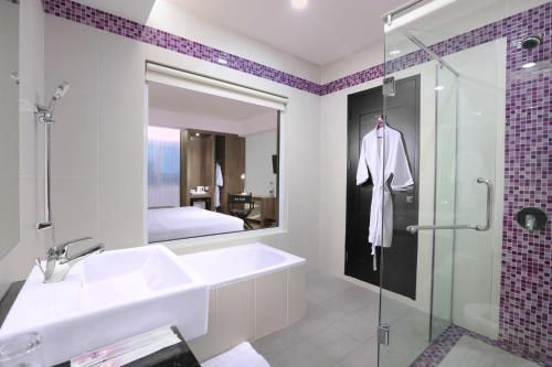 OS Style Hotel Batam Powered by Archipelago tesisinde bir banyo