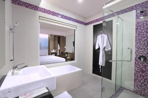 Kamar mandi di OS Style Hotel Batam Powered by Archipelago