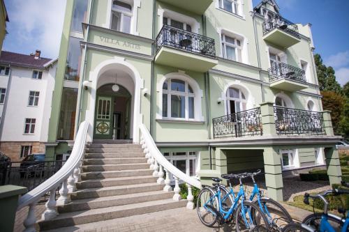 a building with bikes parked in front of it at Apartamenty Villa Artis in Świnoujście