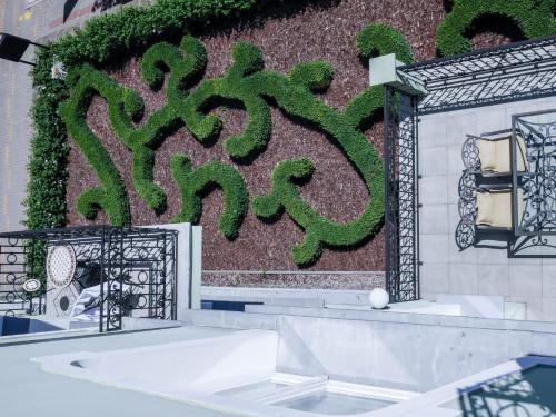 a wall with ivy on the side of a building at Apartamenty Villa Artis in Świnoujście