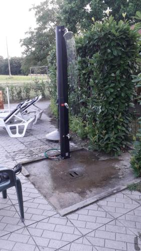 a black pole sitting next to a volley ball hoop at Agriturismo Podernuovo in Acquapendente