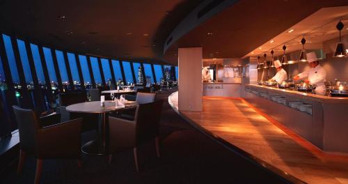 a restaurant with a bar and chefs preparing food at Hotel New Otani Tokyo Garden Tower in Tokyo