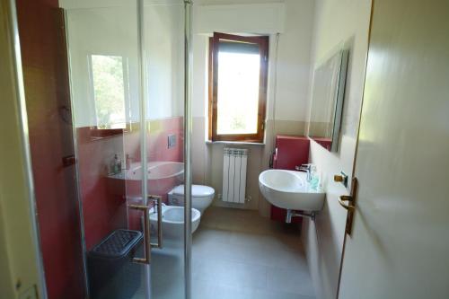 een badkamer met een wastafel, een toilet en een douche bij Casa del Nonno in Pietrasanta