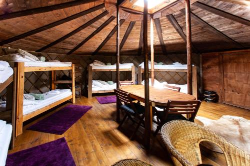 ein Zimmer mit einem Tisch und ein Zimmer mit Etagenbetten in der Unterkunft Hardanger Basecamp in Osa