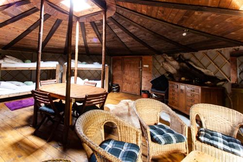 Pokój ze stołem, krzesłami i łóżkami piętrowymi w obiekcie Hardanger Basecamp w mieście Osa i Hardanger