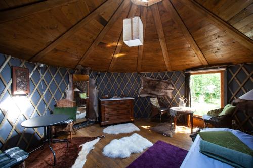 ein Zimmer mit Bett und Schreibtisch in einer Hütte in der Unterkunft Hardanger Basecamp in Osa