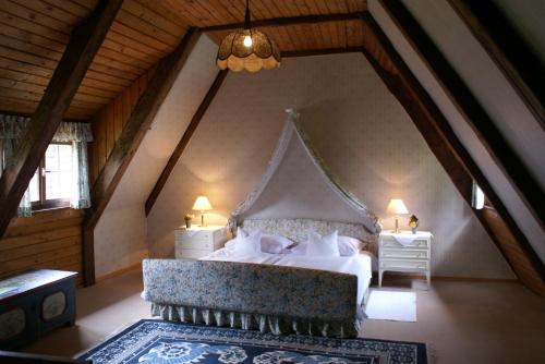 - une chambre mansardée avec un grand lit dans l'établissement Schloss Egg, à Bernried am Starnberger See