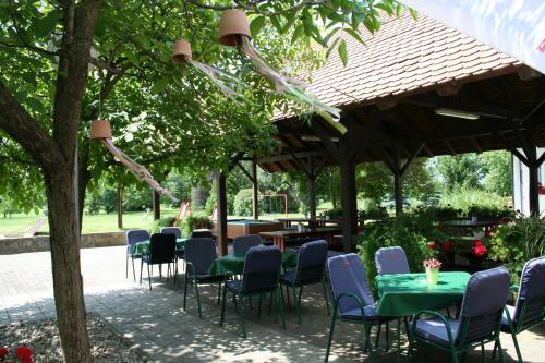 Um restaurante ou outro lugar para comer em Hotel Golf