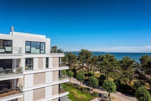 um edifício de apartamentos com vista para o oceano em Villa Vogue No 7 Meerblick em Binz