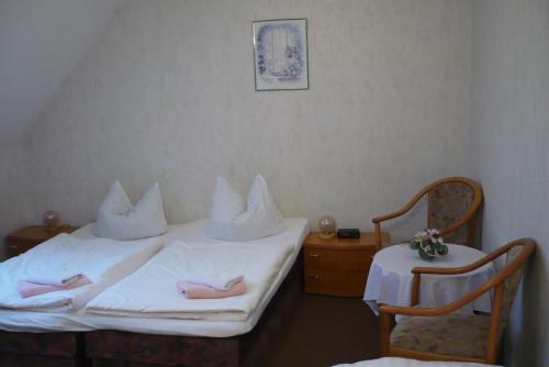 Кровать или кровати в номере Gaststätte & Pension Jiedlitz