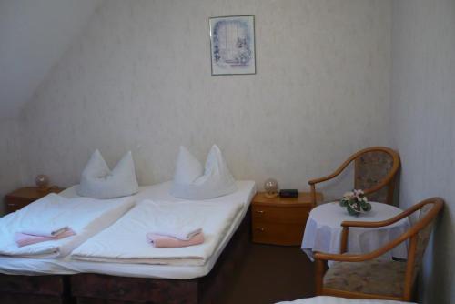 Postel nebo postele na pokoji v ubytování Gaststätte & Pension Jiedlitz