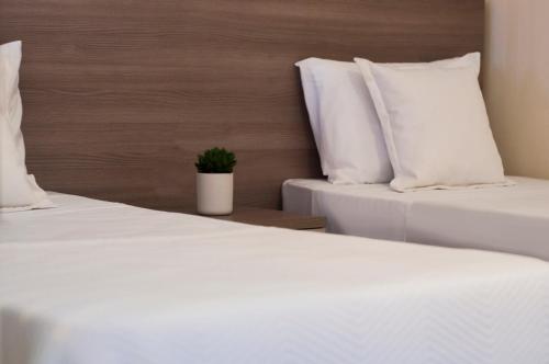 Un pat sau paturi într-o cameră la Blubay Suites by ST Hotels