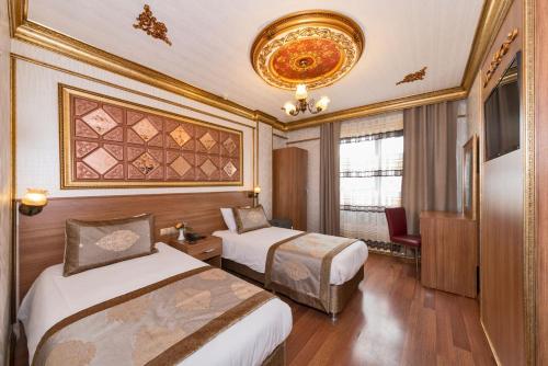 Giường trong phòng chung tại VERSİON HOTEL