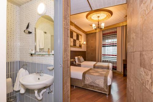 Koupelna v ubytování VERSİON HOTEL