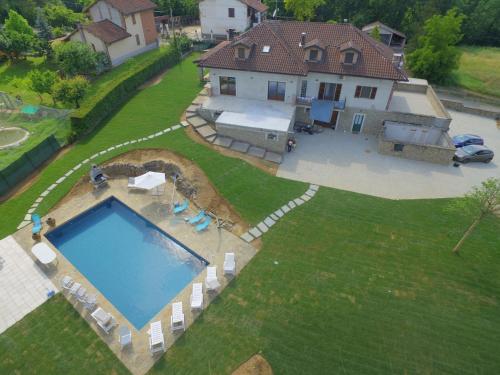 an aerial view of a house with a swimming pool at La Morona in Rocchetta Tanaro