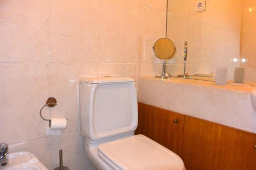 uma casa de banho com um WC branco e um lavatório. em Casa da Praia Matosinhos by Flat in Porto em Matosinhos