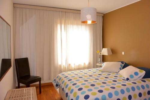 una camera da letto con un letto grande e una finestra di Casa da Praia Matosinhos by Flat in Porto a Matosinhos