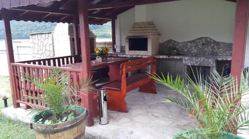 an outdoor kitchen with a table and a stove at Holiday Home Paulovnia in Tschenge