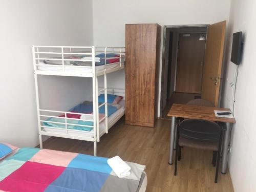 Katil dua tingkat atau katil-katil dua tingkat dalam bilik di Hotel Můstek