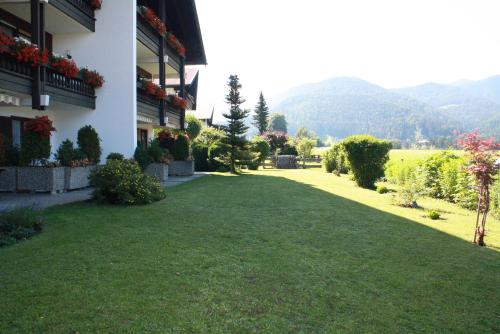 a green lawn in front of a building at Haus Vierjahreszeiten in Reit im Winkl