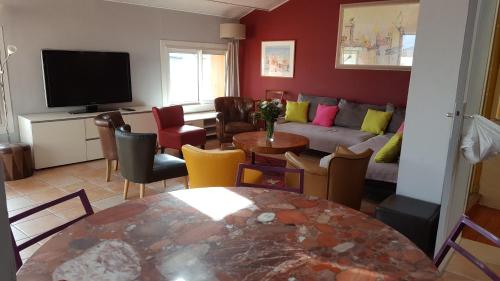 un salon avec un canapé et une table dans l'établissement Villa du Quai, à Les Sables-dʼOlonne