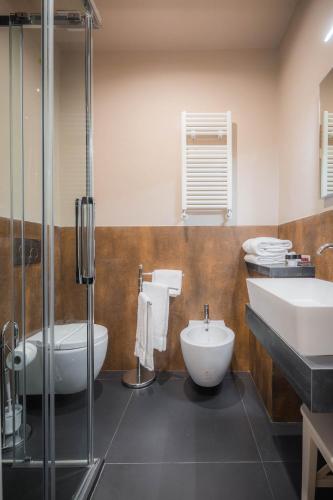a bathroom with a sink and a toilet and a shower at Hotel Torre Guelfa Palazzo Acciaiuoli in Florence