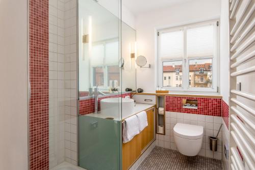 La salle de bains est pourvue de toilettes et d'un lavabo. dans l'établissement Hotel Nepomuk, à Bamberg