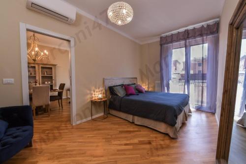 um quarto com uma cama e uma sala de jantar em Marconi 47 Suite em Bolonha