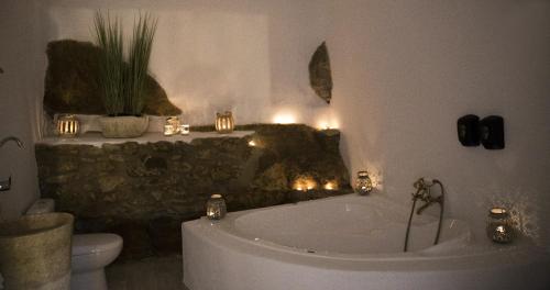 bagno con vasca, servizi igienici e luci di Respirar a Peñíscola