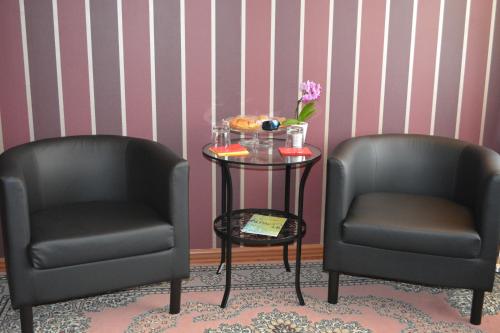two chairs and a table with a tableasteryasteryasteryasteryasteryasteryasteryastery at Alla Posta Guest House in Garna dʼAlpago