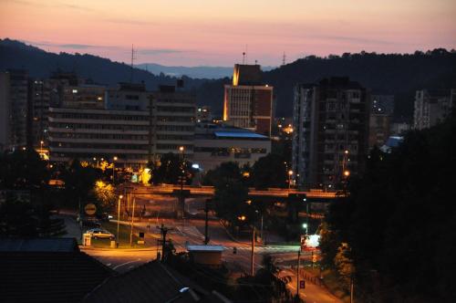 una città di notte con edifici e lampioni di Mario Apartments a Reşiţa