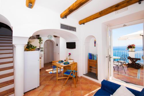 ein Wohnzimmer mit einem Tisch und Meerblick in der Unterkunft Calante Luna in Praiano