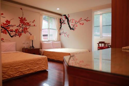 白河區的住宿－麗湯溫泉渡假山莊 ，一间卧室设有两张床和窗户。