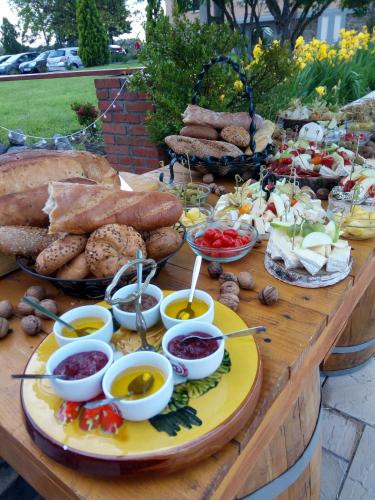 トゥルグ・ジウにあるCasa Danielescuのさまざまな種類の食べ物が並んだテーブル