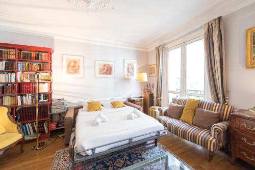 un salon avec un lit et un canapé dans l'établissement Veeve - Saint-Germain des Prés Allure, à Paris