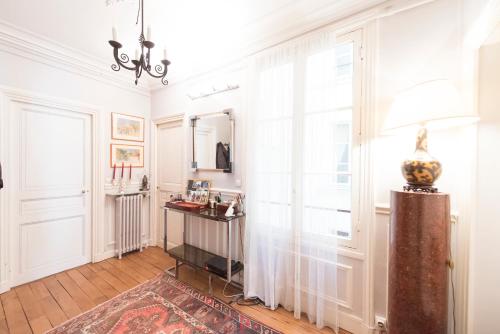 - un salon avec une table et un miroir dans l'établissement Veeve - Saint-Germain des Prés Allure, à Paris