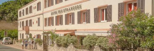 un gruppo di persone che si trovano di fronte a un edificio di Hotel des Etrangers a Bonifacio