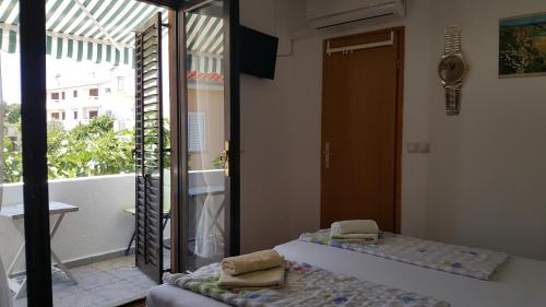 Ένα ή περισσότερα κρεβάτια σε δωμάτιο στο Guest House Dijana