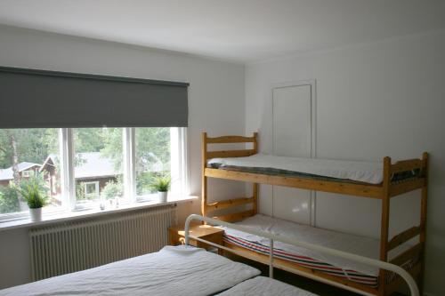 2 beliches num quarto com uma janela em Borggården Apartment em Hultsfred