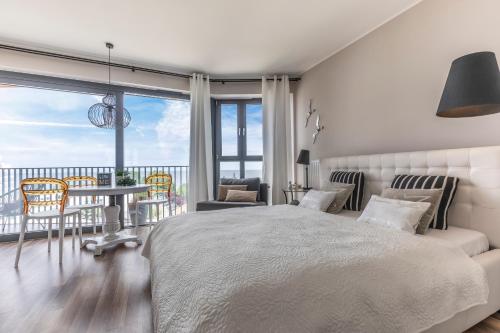 En eller flere senge i et værelse på Apartament Prestige & Sea Horyzont 613